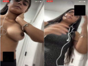 Hot Indian Mall Shows Boobs